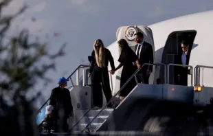 O vice-presidente JD Vance (à direita), a a mulher dele, Usha Vance (ao centro), e Erika Kirk desembarcam do Air Force Two enquanto escoltavam o corpo de Charlie Kirk em 11 de setembro de 2025, em Phoenix.