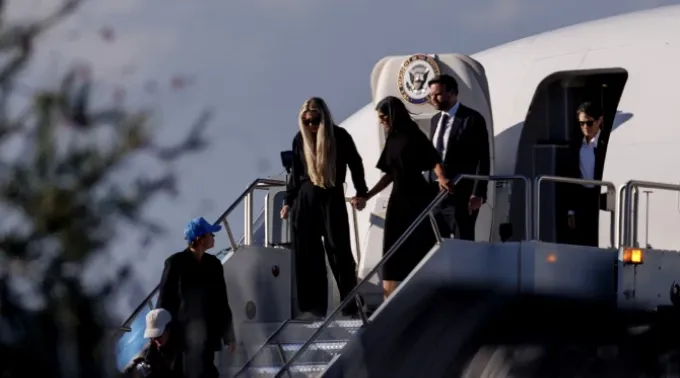O vice-presidente JD Vance (à direita), a a mulher dele, Usha Vance (ao centro), e Erika Kirk desembarcam do Air Force Two enquanto escoltavam o corpo de Charlie Kirk em 11 de setembro de 2025, em Phoenix. ?? 