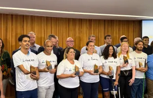 Atletas paralímpicos com o bispo-auxiliar de Brasília, dom Ricardo Hoepers, secretário-geral da CNBB.