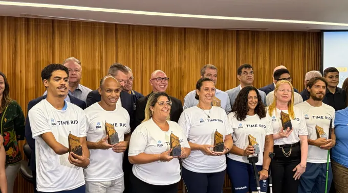 Atletas do Time Rio com dom Ricardo Hoepers. ?? 