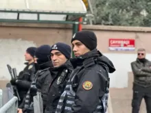 Polícia turca monta guarda do lado de fora do local de um ataque armado a uma igreja católica em Istambul, em 28 de janeiro de 2024
