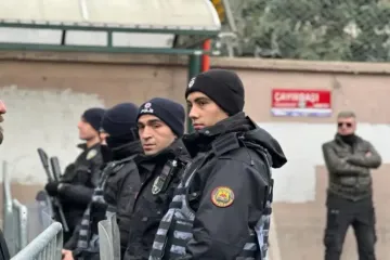Polícia turca monta guarda do lado de fora do local de um ataque armado a uma igreja católica em Istambul