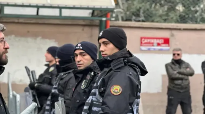 Polícia turca monta guarda do lado de fora do local de um ataque armado a uma igreja católica em Istambul
