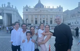 Fotografia de uma família que viajou do México para Roma.