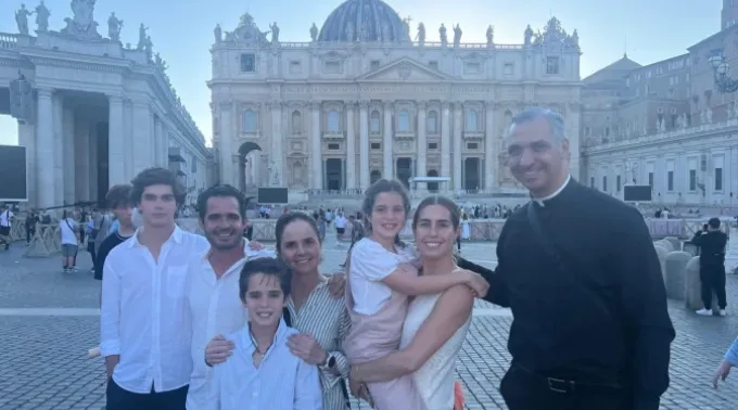 Fotografia de uma família que viajou do México para Roma. ?? 
