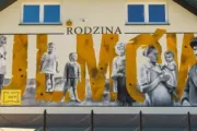 Mural com cada um dos mártires numa estação ferroviária na Polônia. As letras dizem Família Ulma.