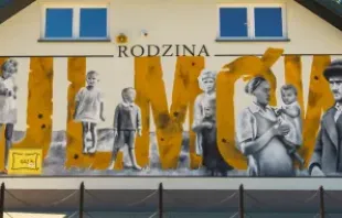 Mural com cada um dos mártires numa estação ferroviária na Polônia. As letras dizem Família Ulma.