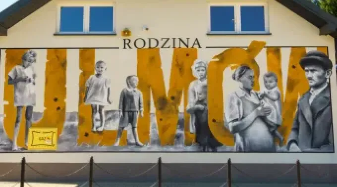 Mural com cada um dos mártires numa estação ferroviária na Polônia. As letras dizem Família Ulma. ?? 