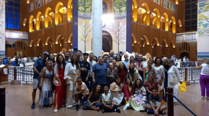 Grupo de famílias em Aparecida. ?? 