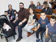 Taiana Maia, o marido Cristiano,Teresa, 7 anos; José Bento, 6 anos; Maria, 5 anos; Vicente, 4 anos; Davi, 2 anos; Ana Clara, 1 ano; Joana, de 5 meses