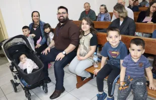 Taiana Maia, o marido Cristiano,Teresa, 7 anos; José Bento, 6 anos; Maria, 5 anos; Vicente, 4 anos; Davi, 2 anos; Ana Clara, 1 ano; Joana, de 5 meses