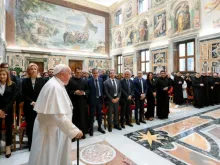 Papa Francisco recebe funcionários da Farmácia Vaticana.