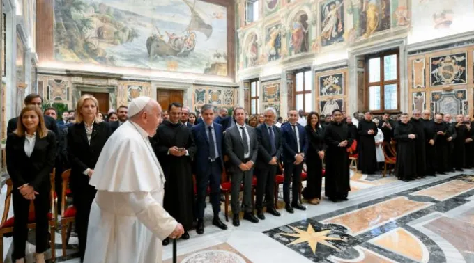 Papa Francisco recebe funcionários da Farmácia Vaticana .