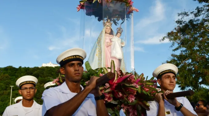 Marinheiros carregam imagem de Nossa Senhora da Penha até o altar