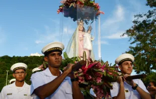 Marinheiros carregam imagem de Nossa Senhora da Penha até o altar