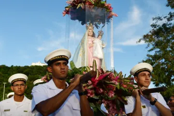 Marinheiros carregam imagem de Nossa Senhora da Penha até o altar