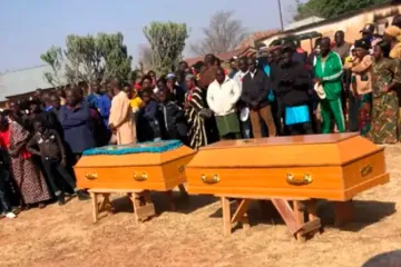 Fiéis diante dos caixões dos cristãos mortos na Nigéria.