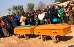Fiéis diante dos caixões dos cristãos mortos na Nigéria.