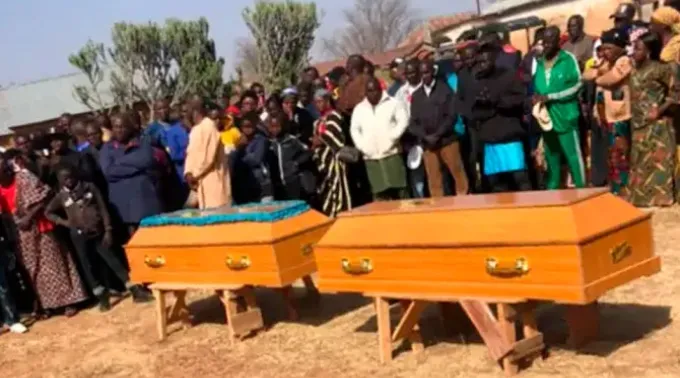 Fiéis diante dos caixões dos cristãos mortos na Nigéria. ?? 