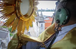 No primeiro dia do ano de 2024 dom Gilberto Pastana sobrevoou e abençoou com o Santíssimo Sacramento a Ilha de São Luís