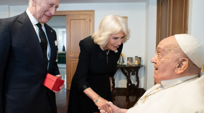 Encontro do papa com o rei Carlos III e a rainha Camila da Inglaterra na Casa Santa Marta ?? 