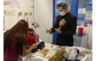 Padre Fábio Vieira leva as relíquias de Carlo Acutis ao Centro Boldrini em Campinas (SP).