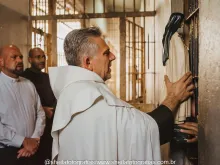 Frei João de Deus leva santa Teresinha nas celas do presídio de Caratinga (MG).