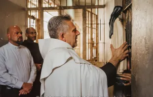Frei João de Deus leva santa Teresinha nas celas do presídio de Caratinga (MG).