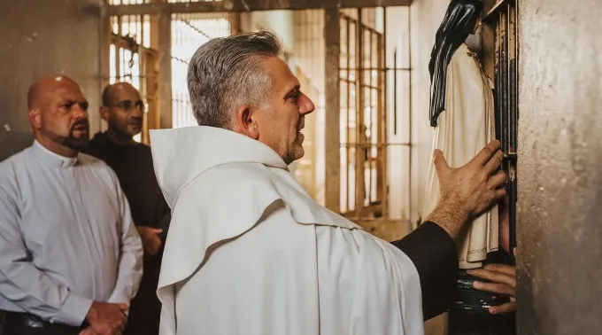 Frei João de Deus leva santa Teresinha nas celas do presídio de Caratinga (MG). ?? 