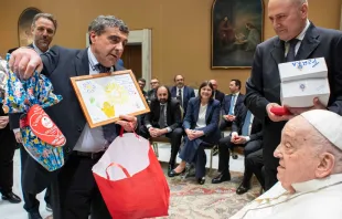 Papa Francisco recebe ovo de Páscoa em audiência ontem (16) no Vaticano com a equipe do Hospital Agostino Policlínico Gemelli, em Roma, onde o papa ficou internado por quase 40 dias este ano.