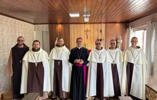 Frades Carmelitas Mensageiros do Espírito Santo com dom José Ruy Gonçalves Lopes na capela do convento em Caruaru (PE).