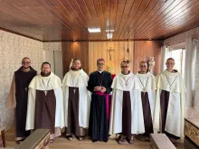 Frades Carmelitas Mensageiros do Espírito Santo com dom José Ruy Gonçalves Lopes na capela do convento em Caruaru (PE).