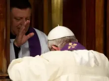 Papa Francisco confessando