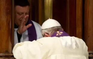 Papa Francisco confessando