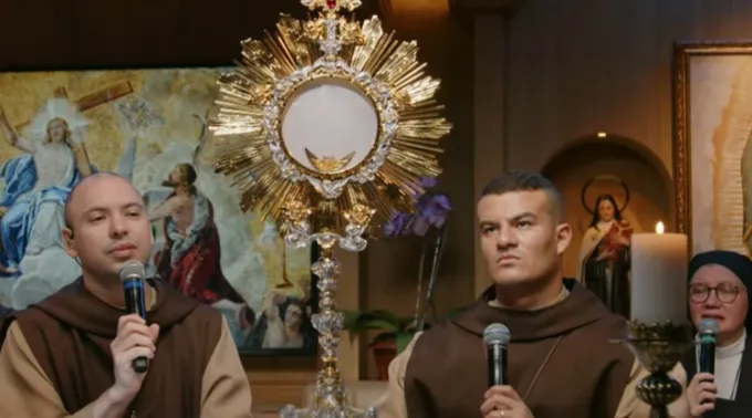 Frei Gilson reza o rosário