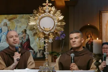 Frei Gilson reza o rosário