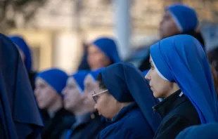 Freiras rezam pelo papa Francisco diante do Hospital Policlínico Agostino Gemelli