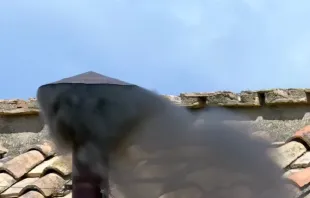 Fumaça preta sai da chaminé sobre o telhado da Capela Sistina