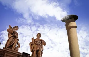 Fumaça branca sobe da chaminé acima da Capela Sistina.