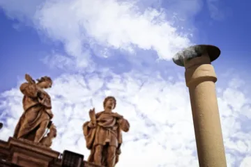 Fumaça branca sobe da chaminé acima da Capela Sistina.