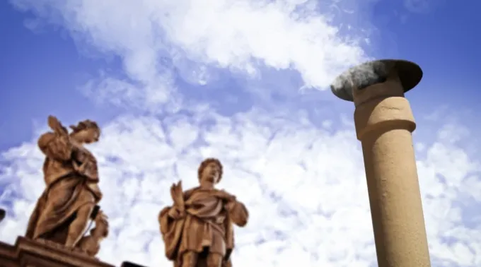 Fumaça branca sobe da chaminé acima da Capela Sistina. ?? 