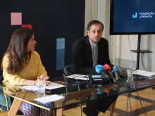 A diretora-executiva da Fundação Jornada, Marta Figueiredo, e o bispo auxiliar de Lisboa, dom Alexandre Palma, presidente da fundação.