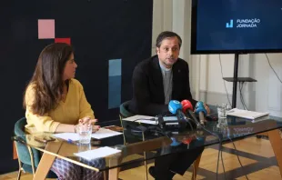 A diretora-executiva da Fundação Jornada, Marta Figueiredo, e o bispo auxiliar de Lisboa, dom Alexandre Palma, presidente da fundação.