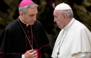 Dom Georg Gänswein com o papa Francisco (imagem de arquivo).