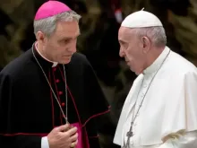 Dom Georg Gänswein com o papa Francisco (imagem de arquivo).