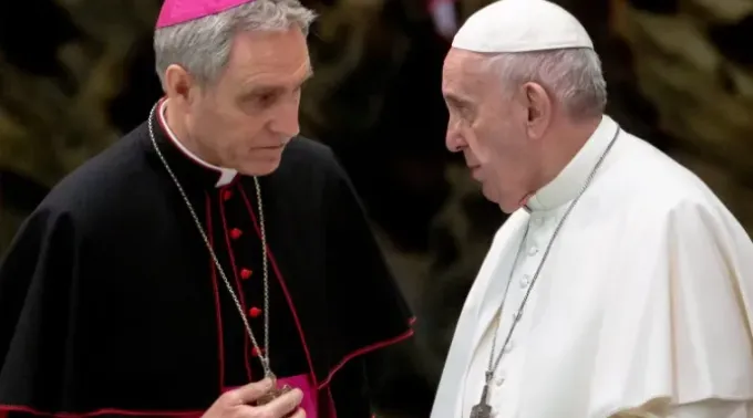 Dom Georg Gänswein com o papa Francisco (imagem de arquivo). ?? 