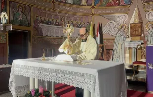 Adoração eucarística na paróquia da Sagrada Família na Faixa de Gaza, celebrada pelo pároco, o padre Gabriel Romanelli.