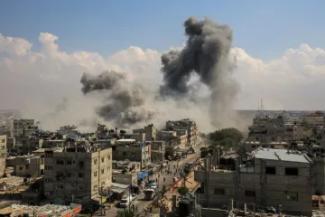 A fumaça aumenta após os ataques aéreos israelenses na cidade de Rafah, no sul da Faixa de Gaza, em 10 de outubro de 2023.