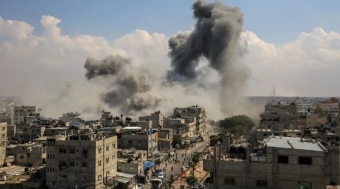 A fumaça aumenta após os ataques aéreos israelenses na cidade de Rafah, no sul da Faixa de Gaza, em 10 de outubro de 2023. ?? 
