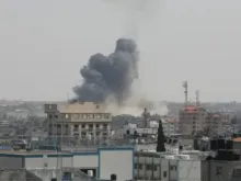 Fumaça sobe sobre edifícios após ataques aéreos de aviões de guerra israelenses na cidade de Gaza em 
10 de maio de 2023.